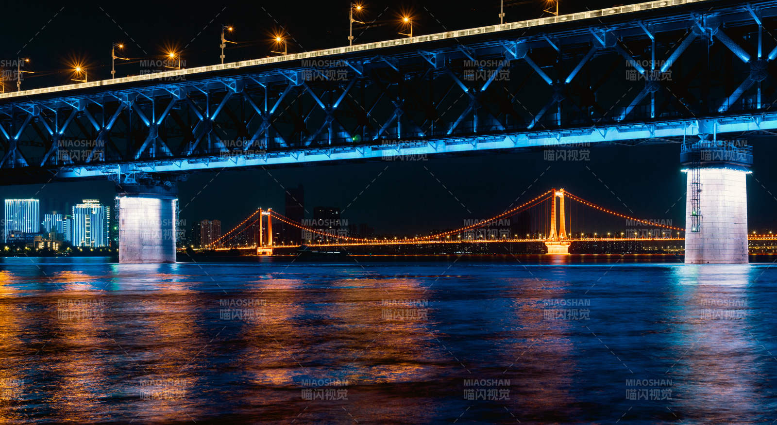 夜色中的桥梁与城市图片