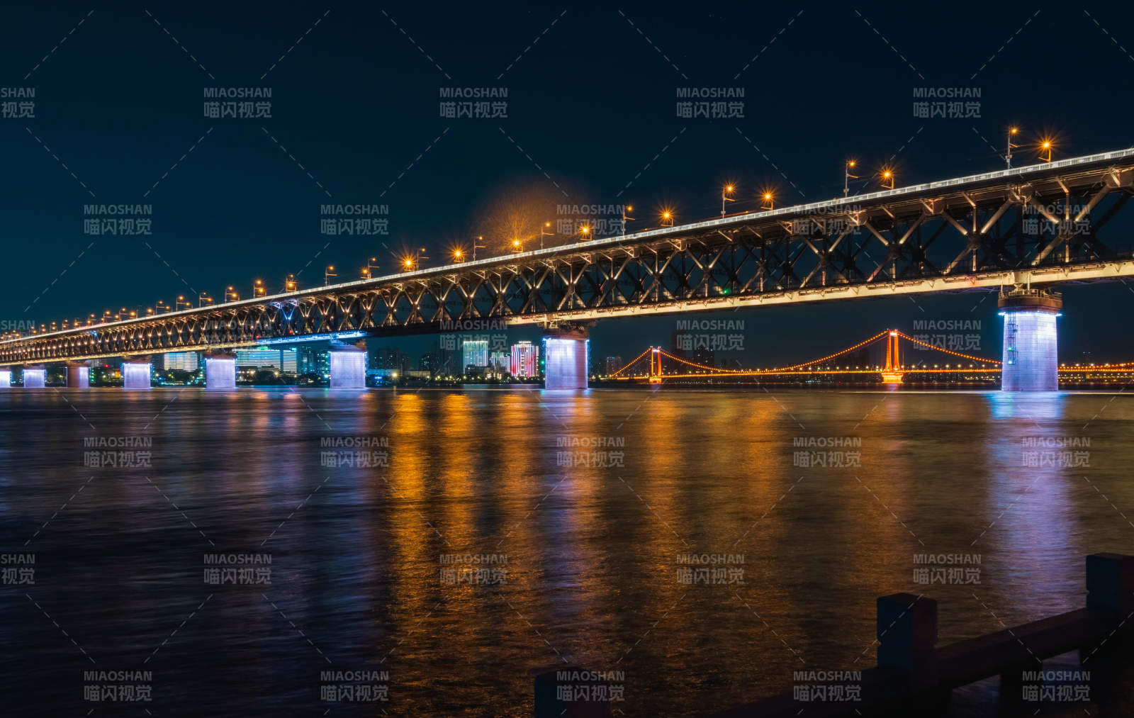 夜色中的桥梁图片