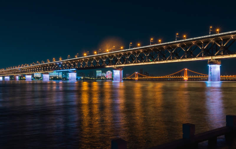 夜色中的桥梁图片