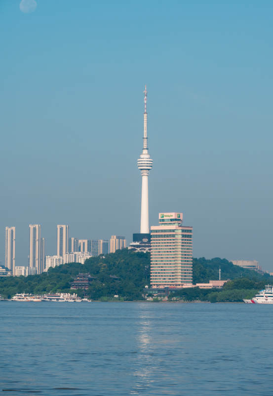 江边的电视塔图片