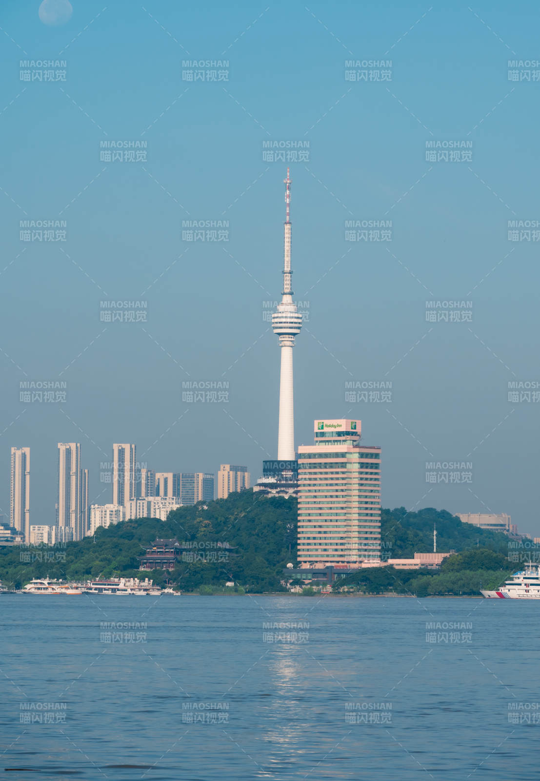 江边的电视塔图片