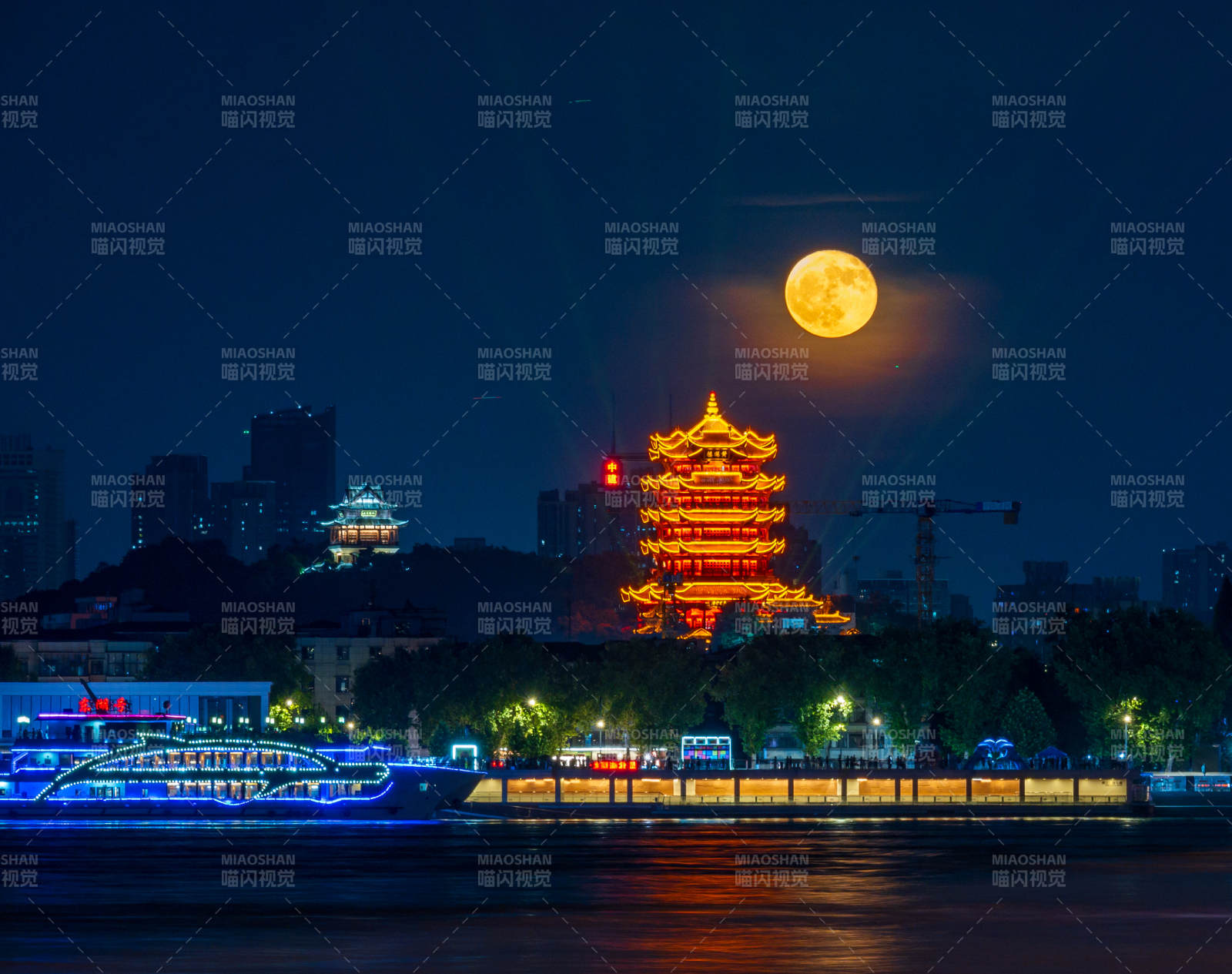 月夜江畔黄鹤楼图片