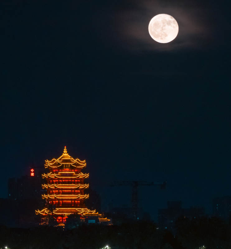 满月下的黄鹤楼图片