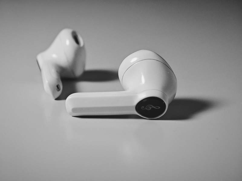 白色无线耳机特写图片