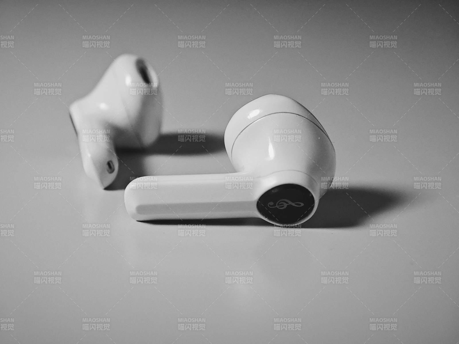 白色无线耳机特写图片