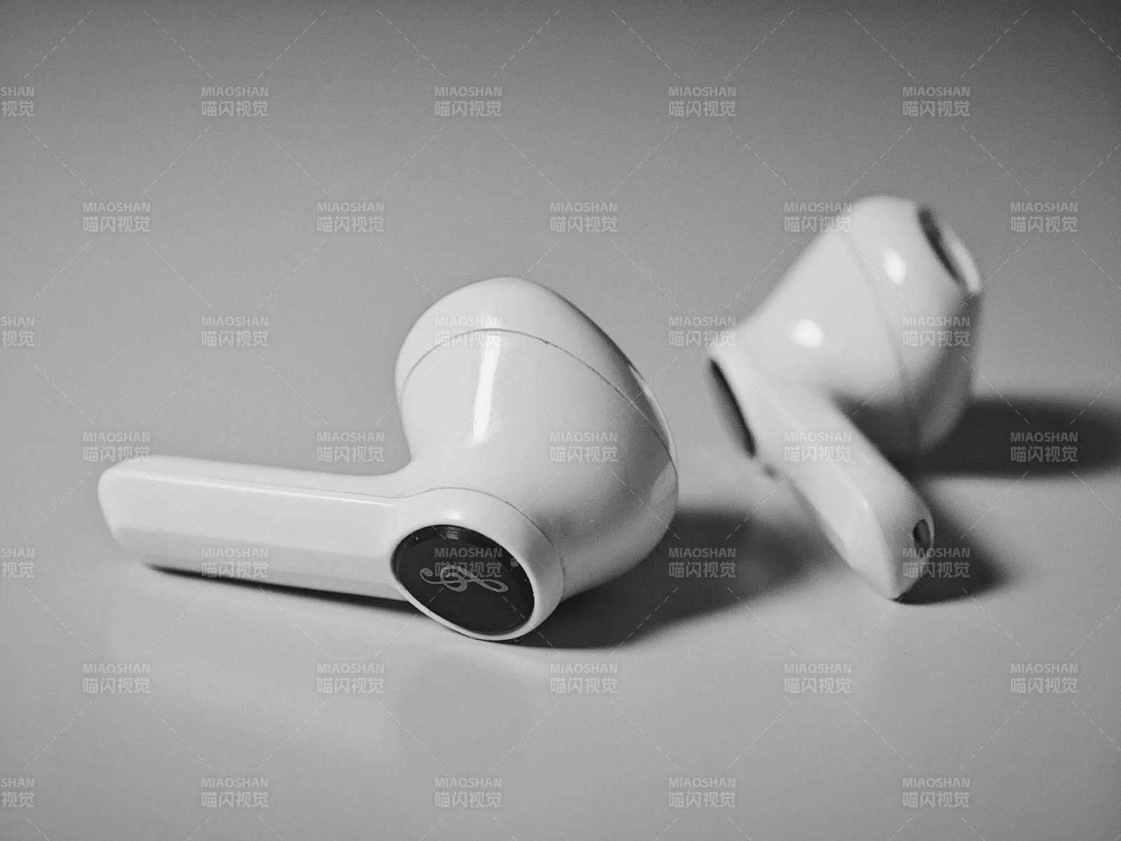 白色无线耳机特写图片