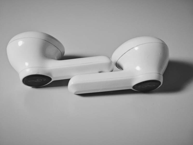 白色无线耳机特写图片