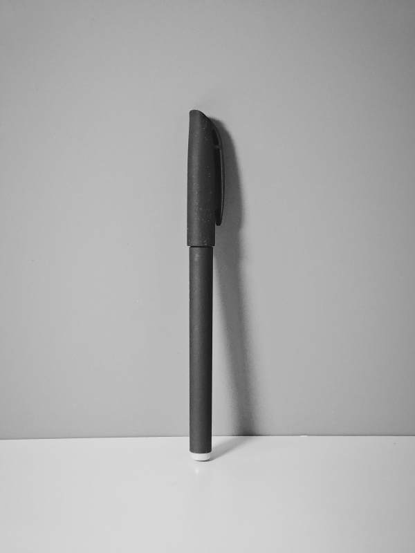 黑色笔立于白面图片