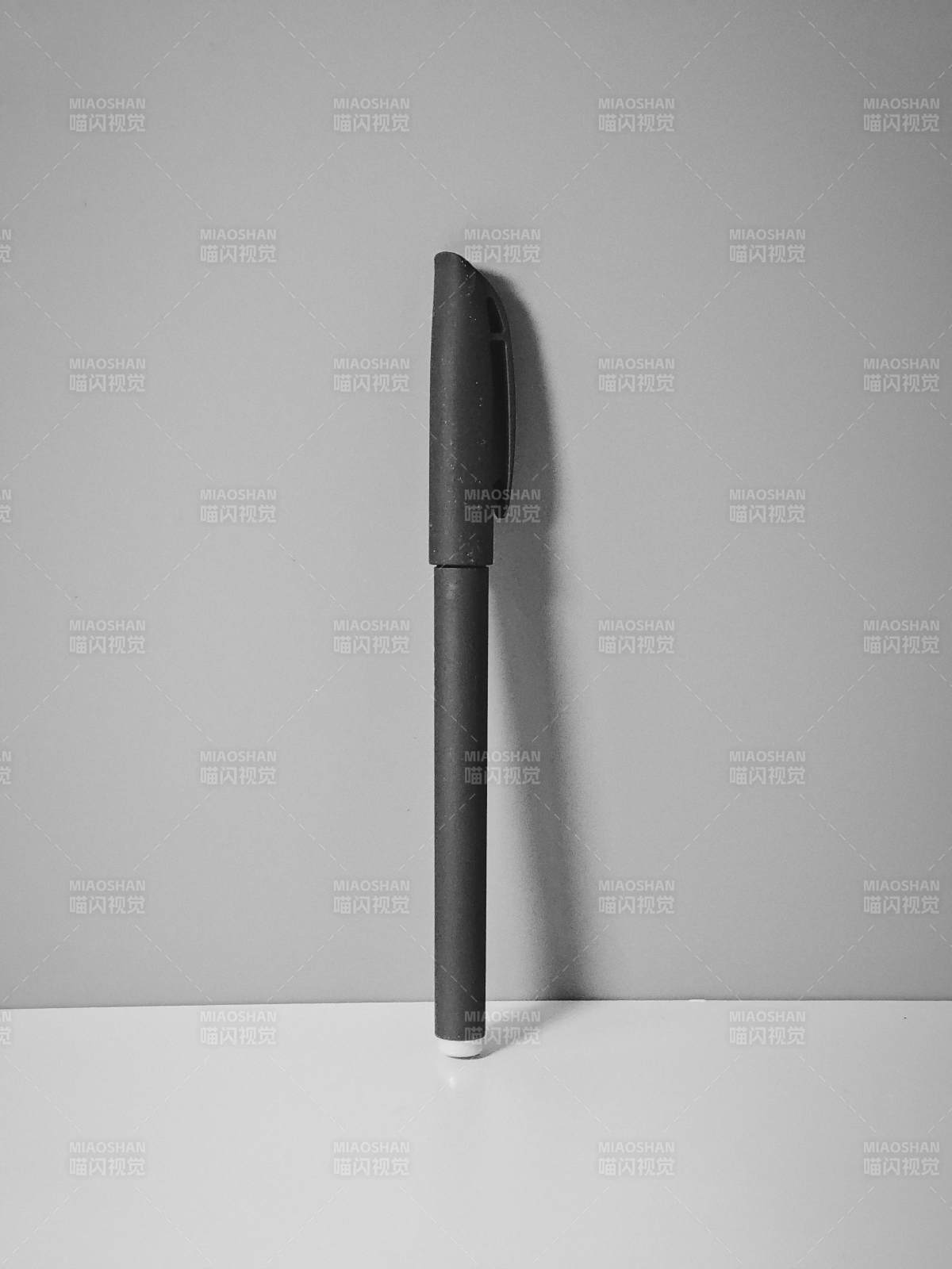 黑色笔立于白面图片