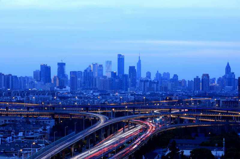 南京城市夜景与繁忙交通图片