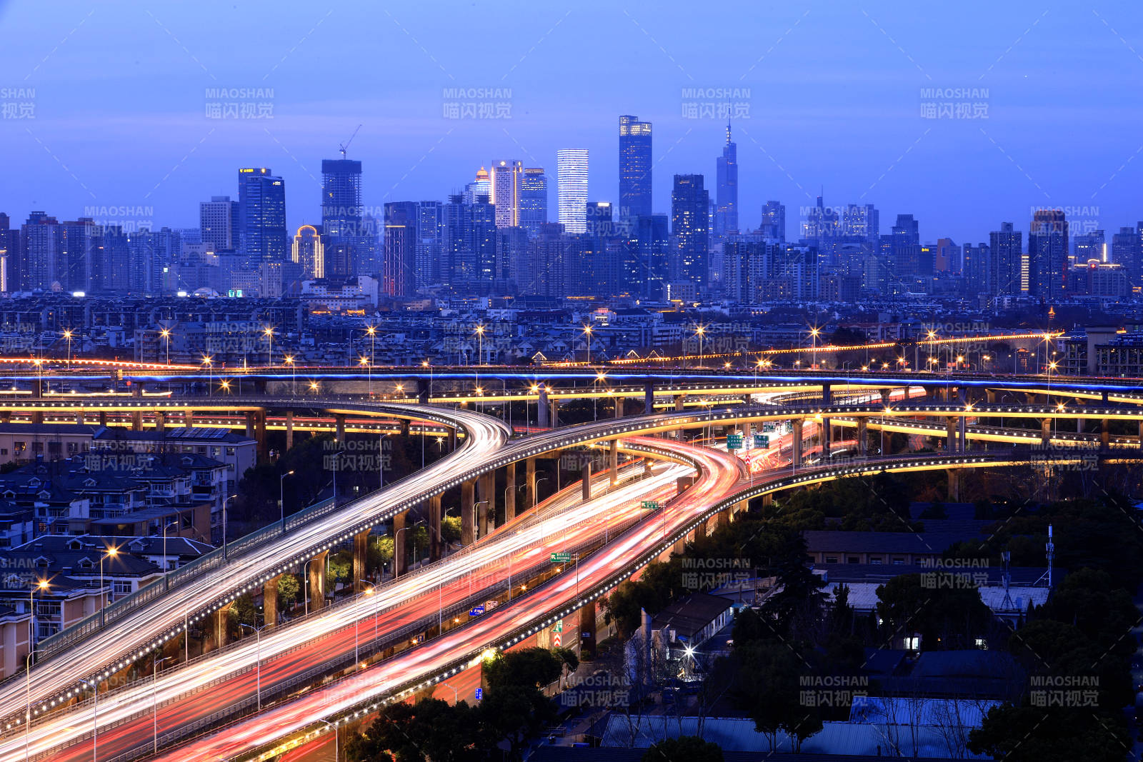 南京城市夜景与繁忙交通图片