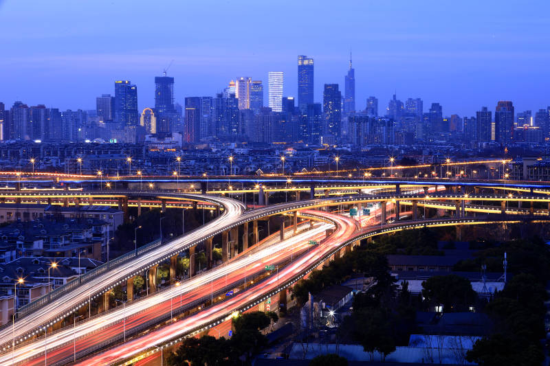 南京城市夜景与繁忙交通图片