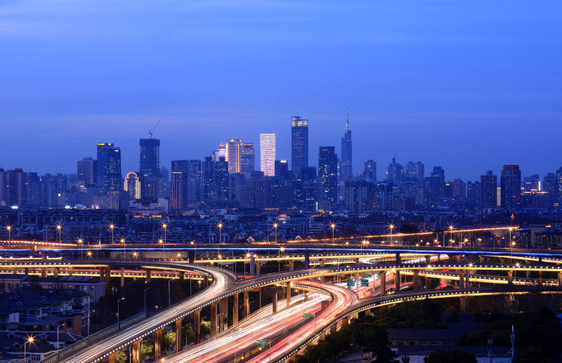 南京城市夜景与繁忙交通图片