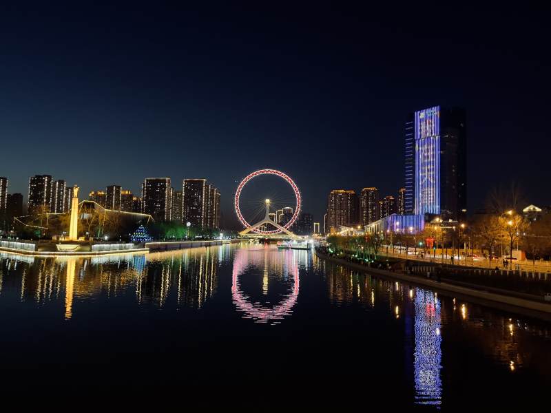 夜景摩天轮倒影图片