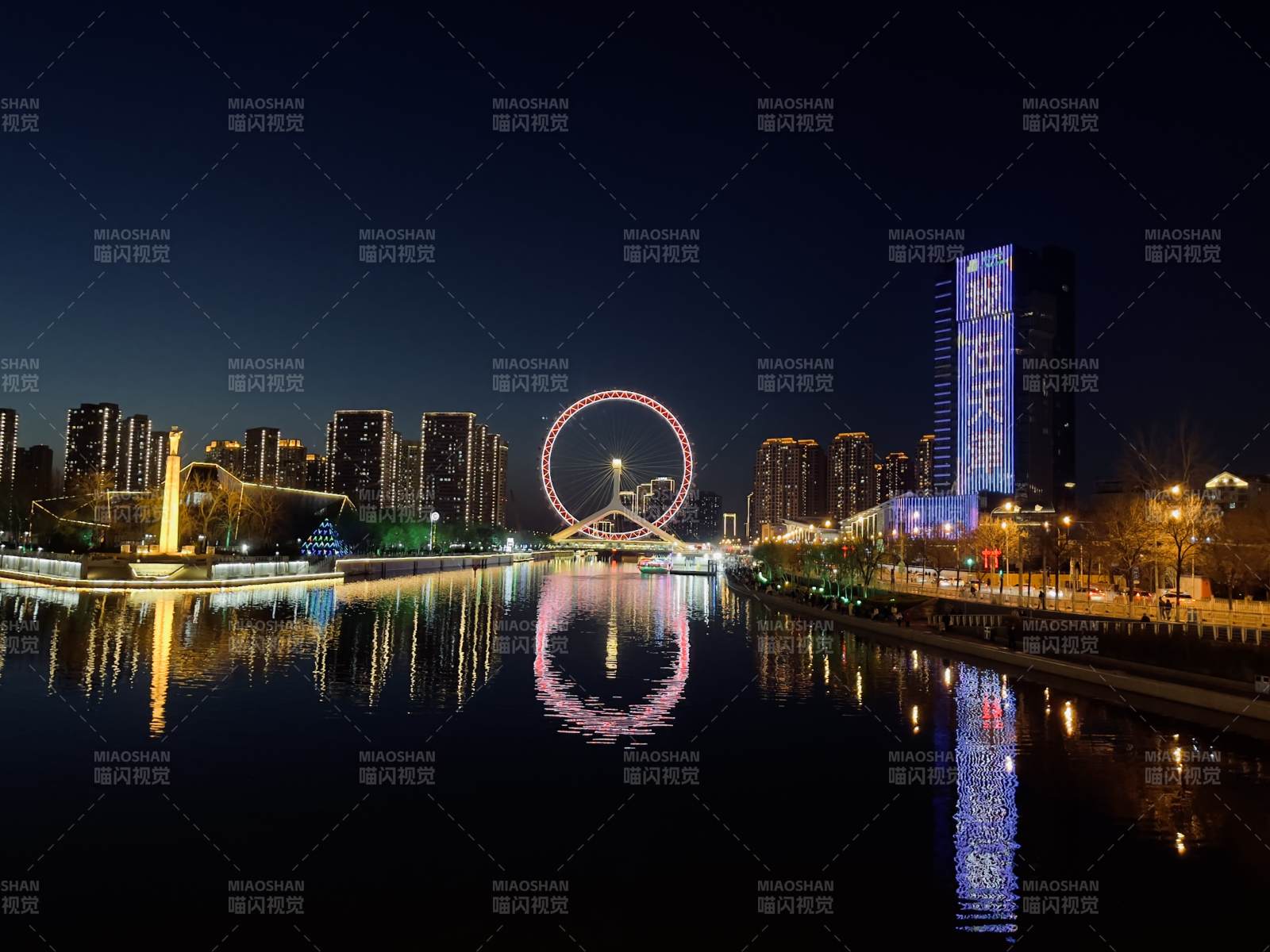 夜景摩天轮倒影图片