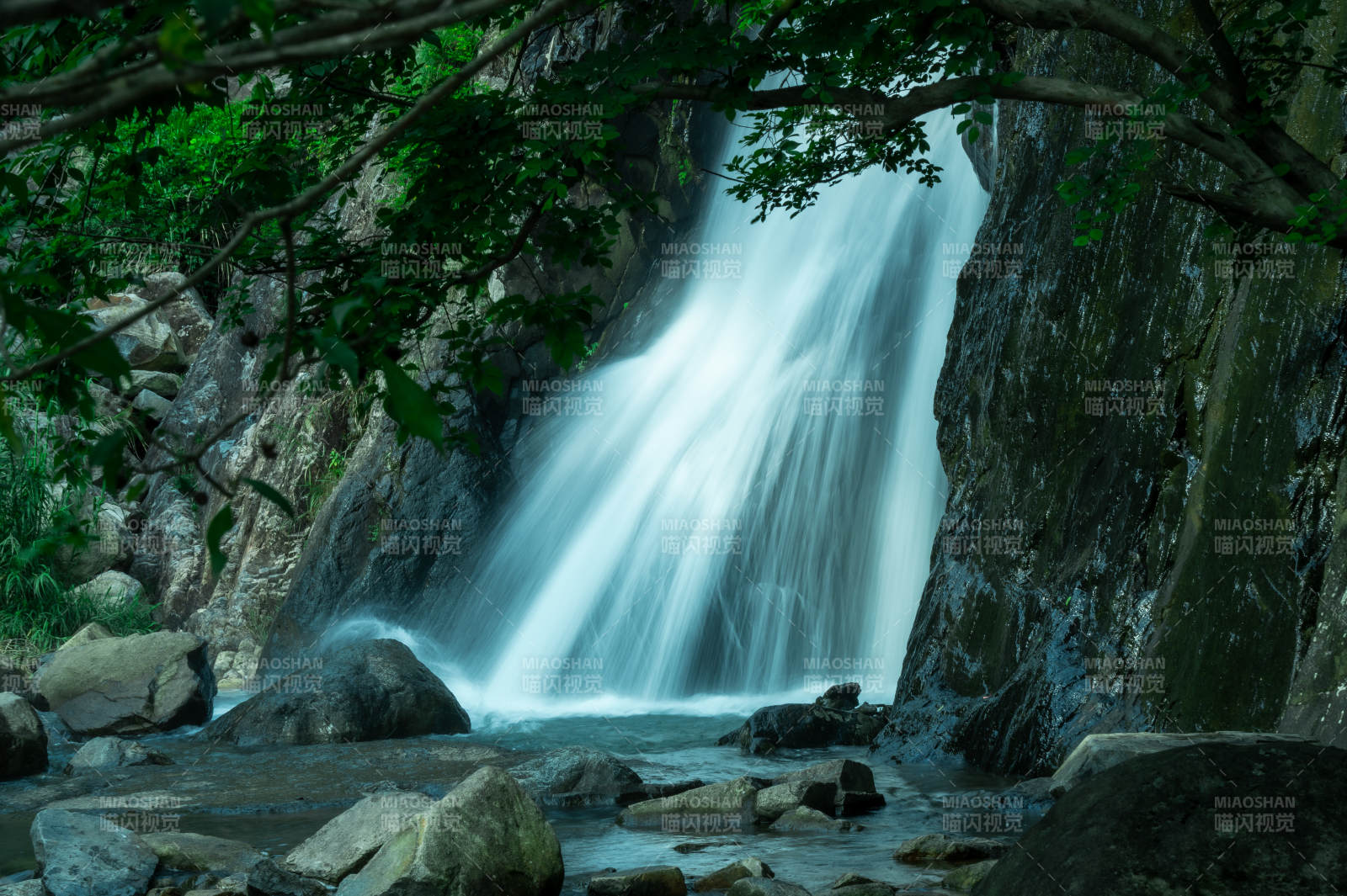 瀑布飞流直下图片