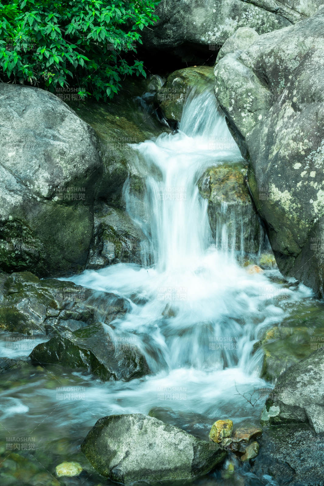 山间溪流瀑布图片