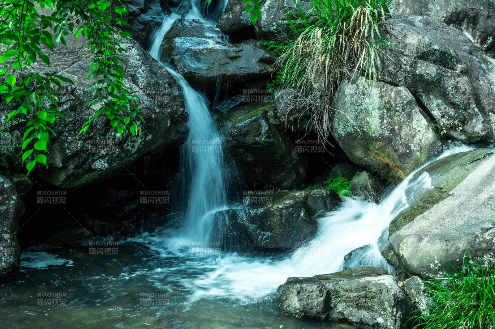 山间溪流瀑布图片