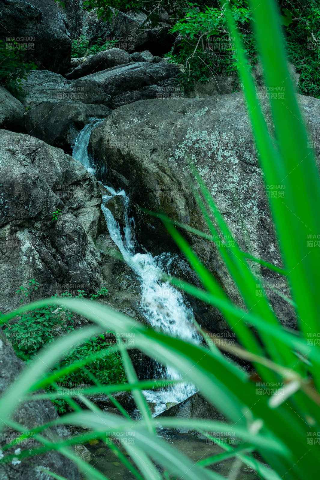 山间溪流穿过岩石图片