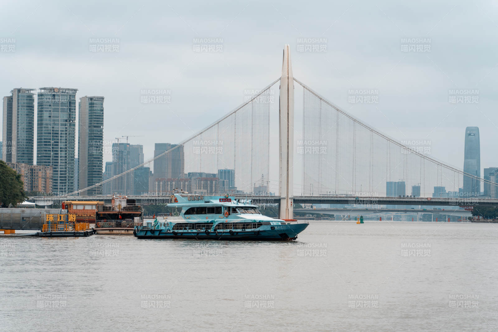 珠江游船与城市天际线图片