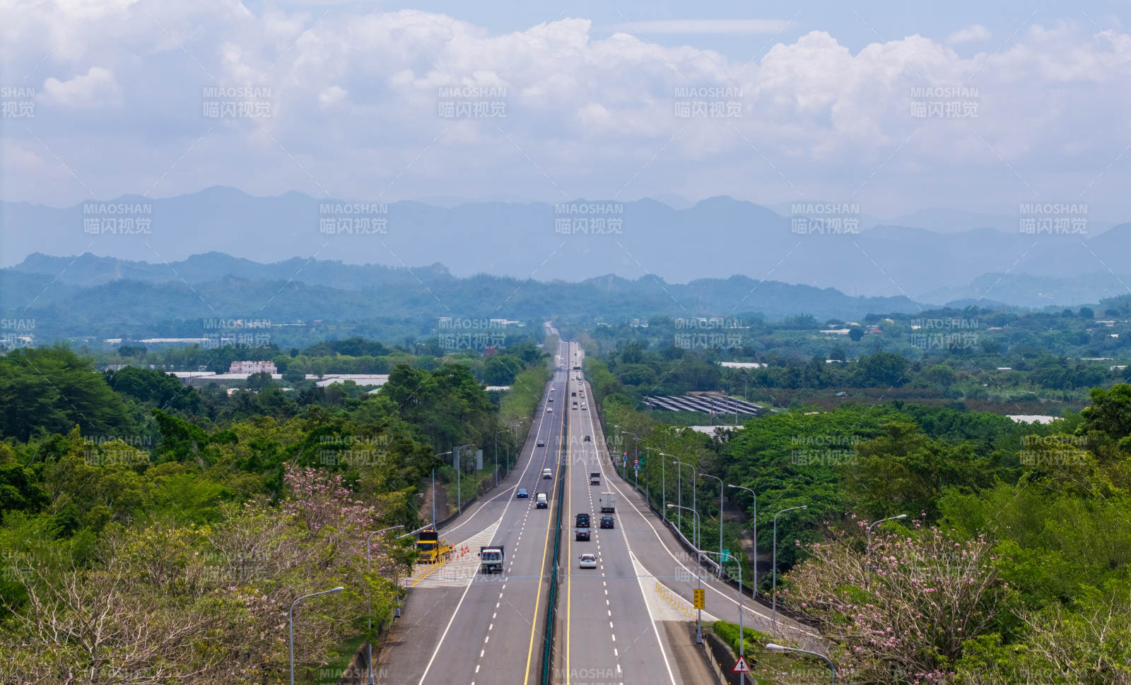 高速公路与远山图片