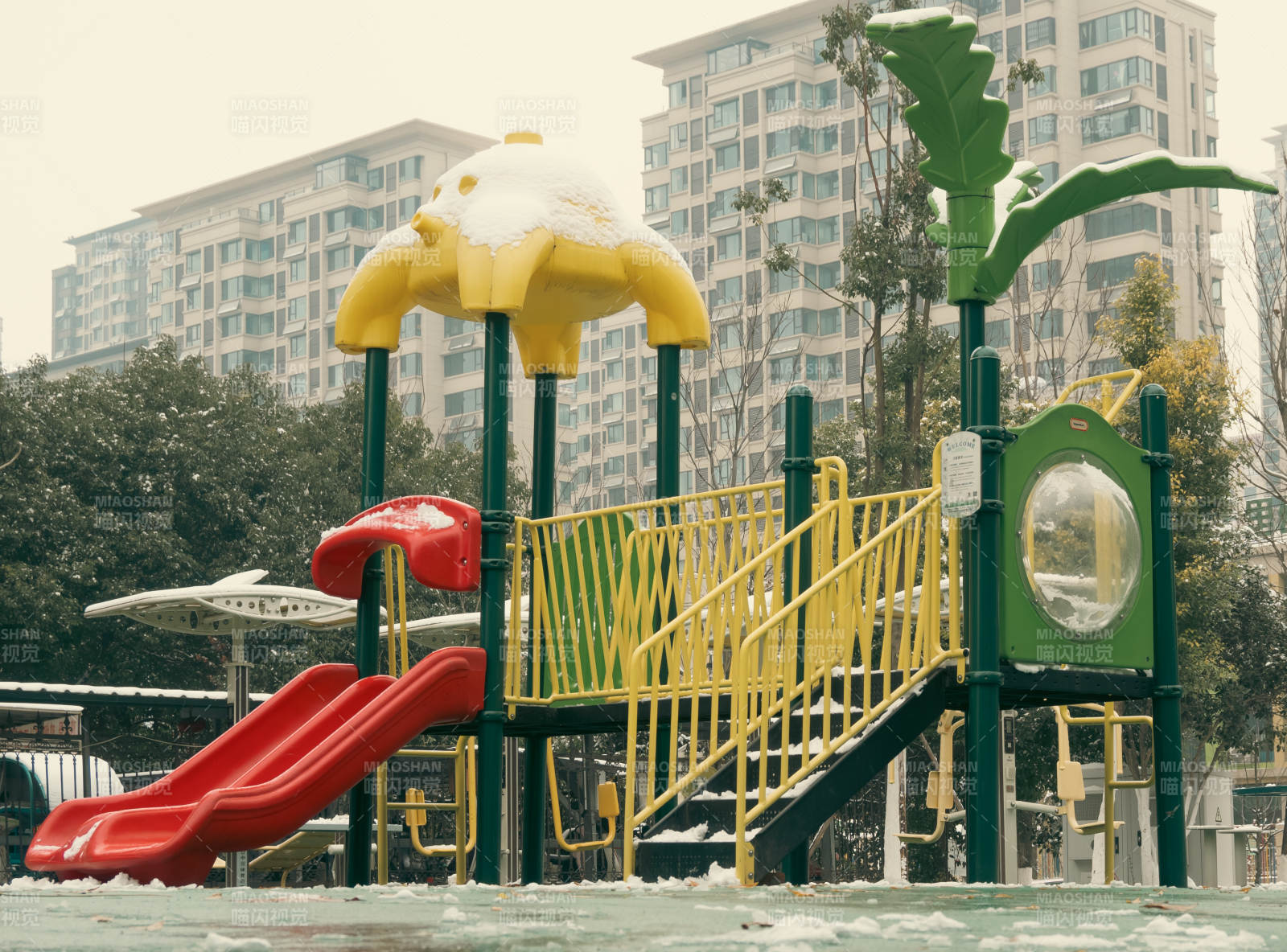 儿童乐园雪景图图片