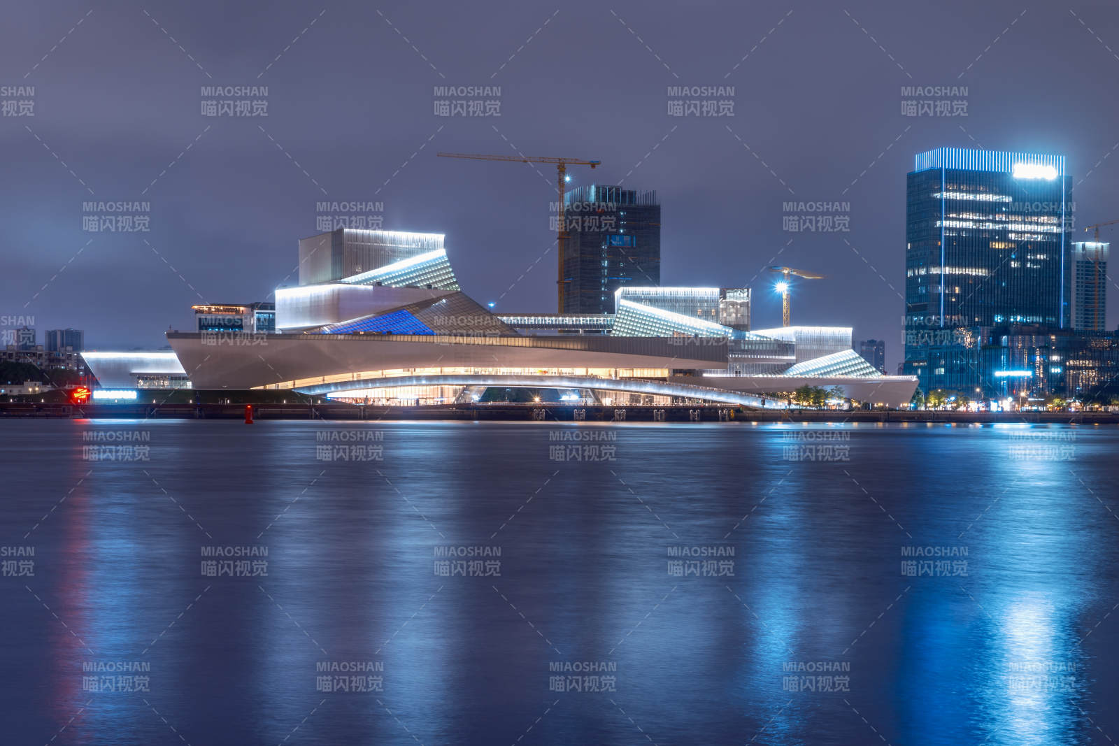 夜色中的广州大湾区艺术中心图片