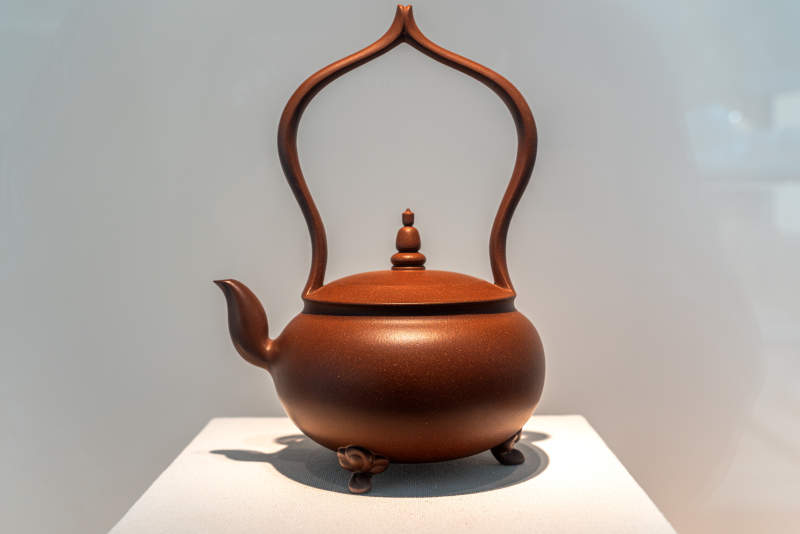 古铜色茶壶展示图片