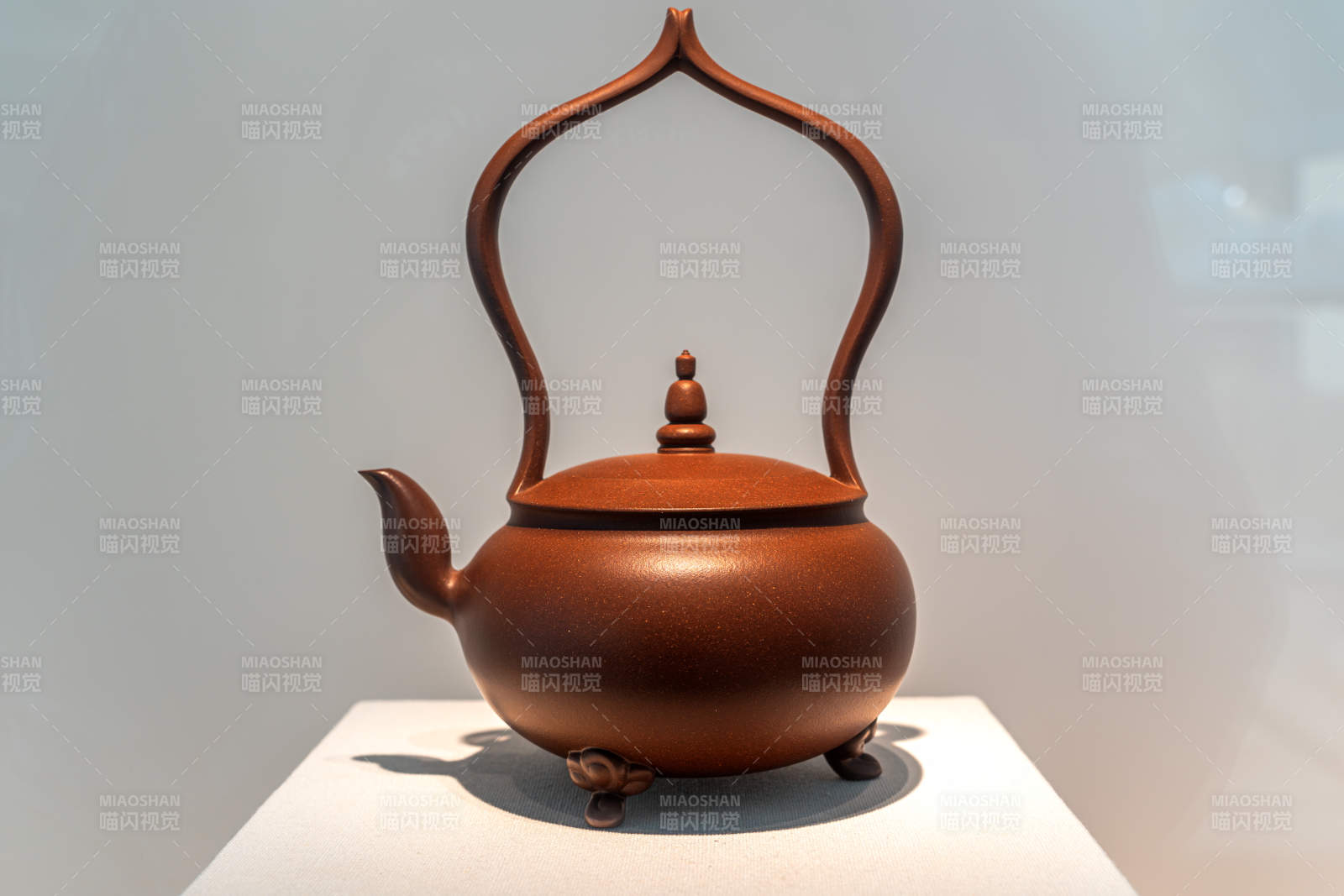 古铜色茶壶展示图片