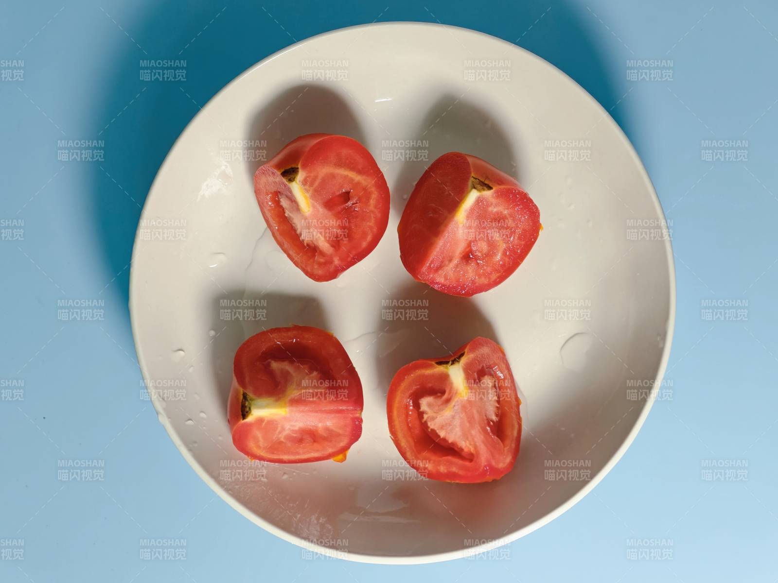切开的番茄四瓣图片