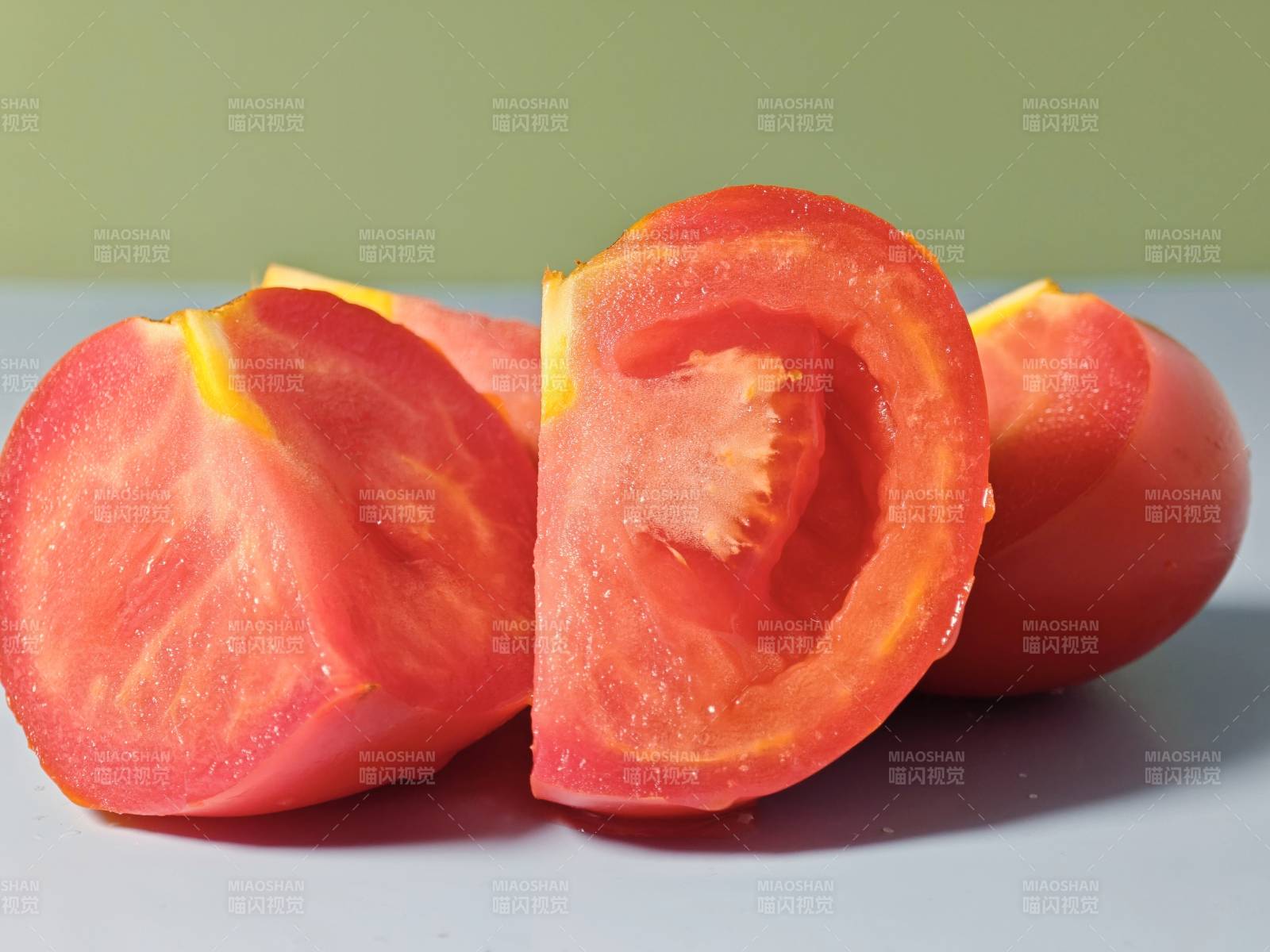 切开的红番茄图片