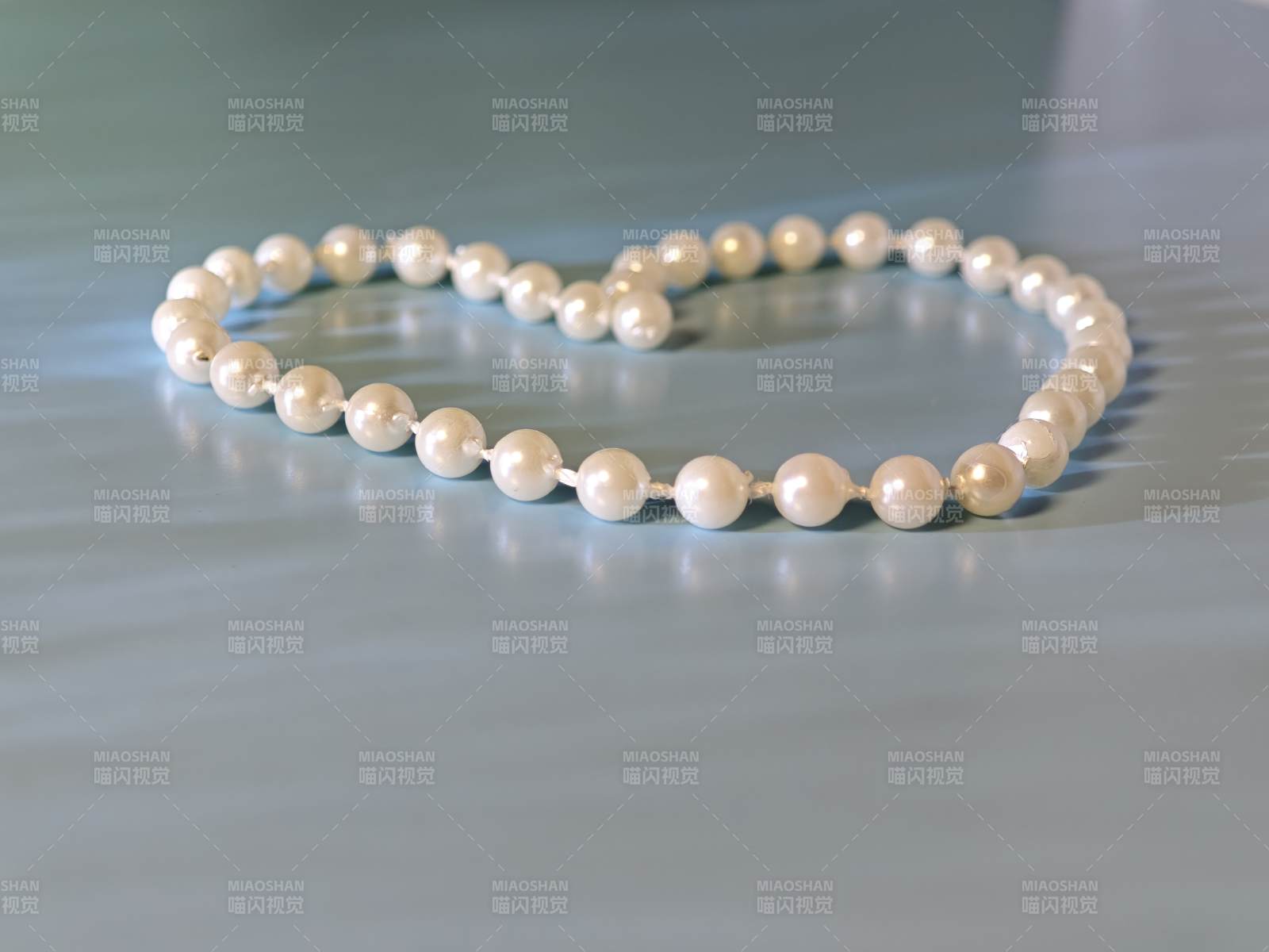 珍珠项链心形摆放图片