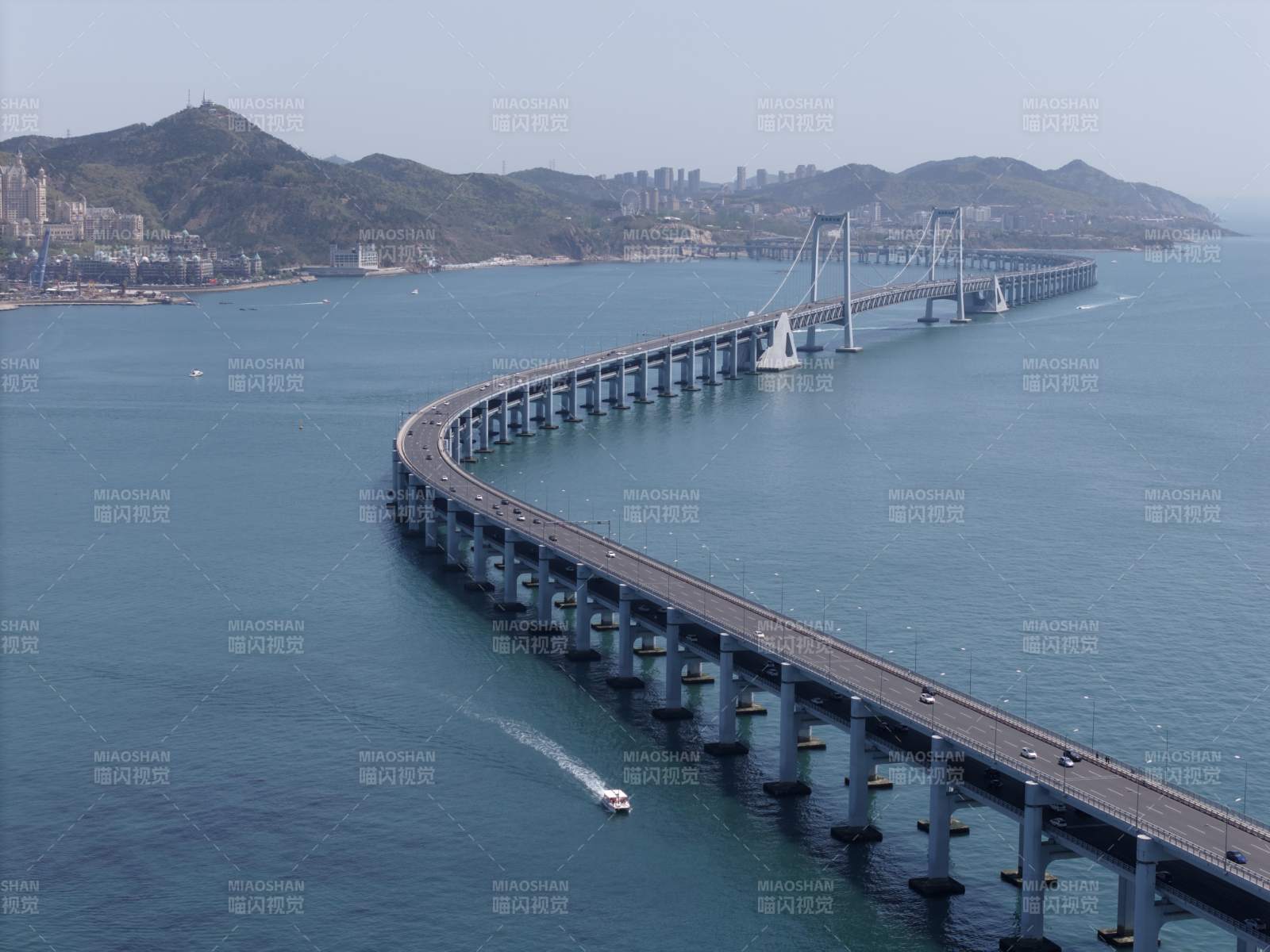 大连星海湾大桥连接两岸图片