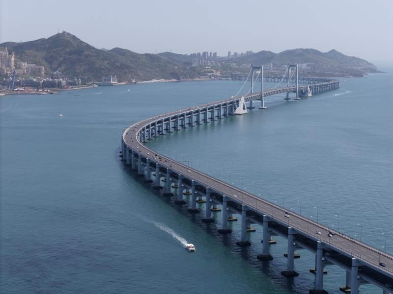 大连星海湾大桥连接两岸图片