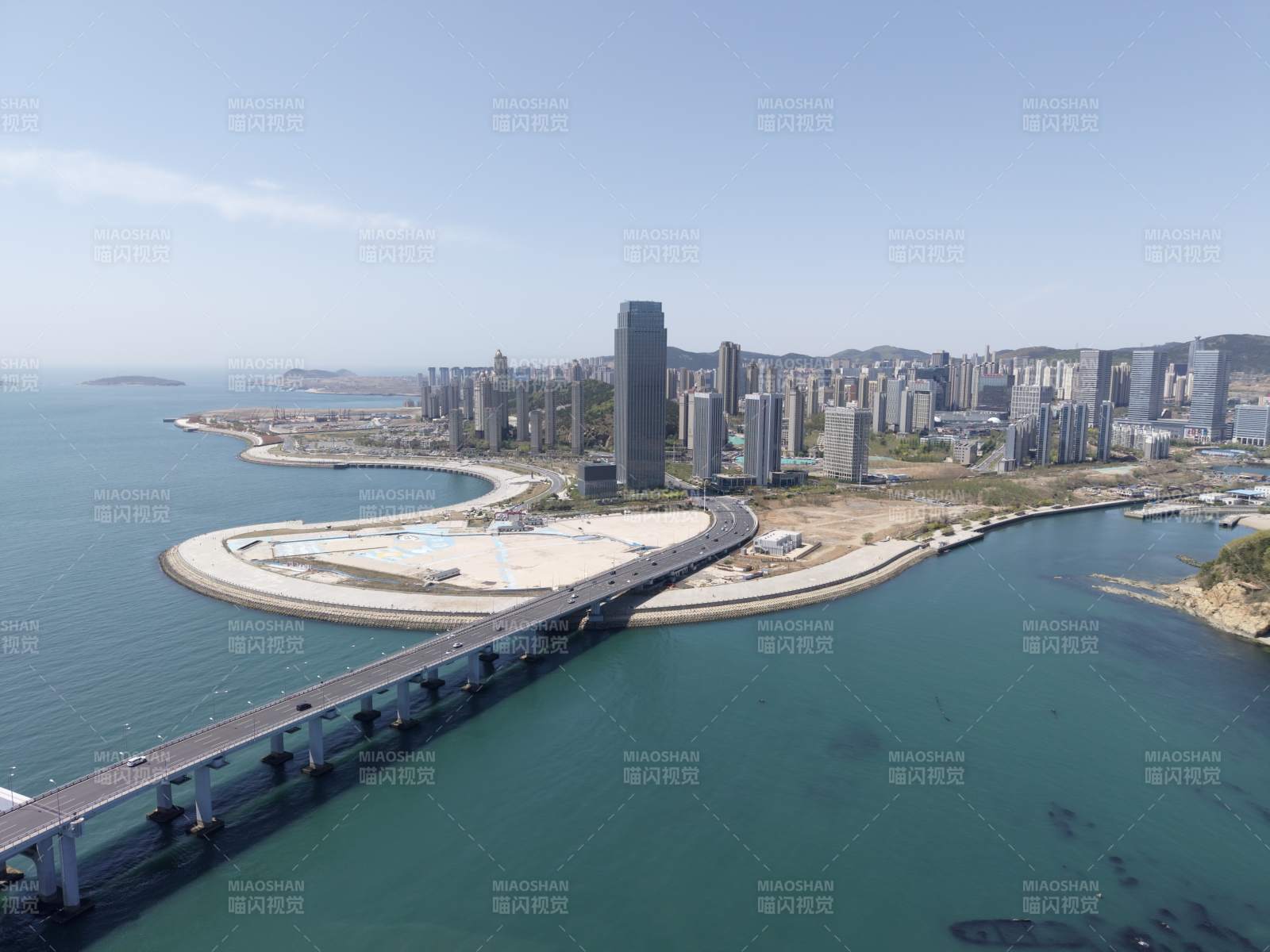 大连海上桥梁连接城市景观图片