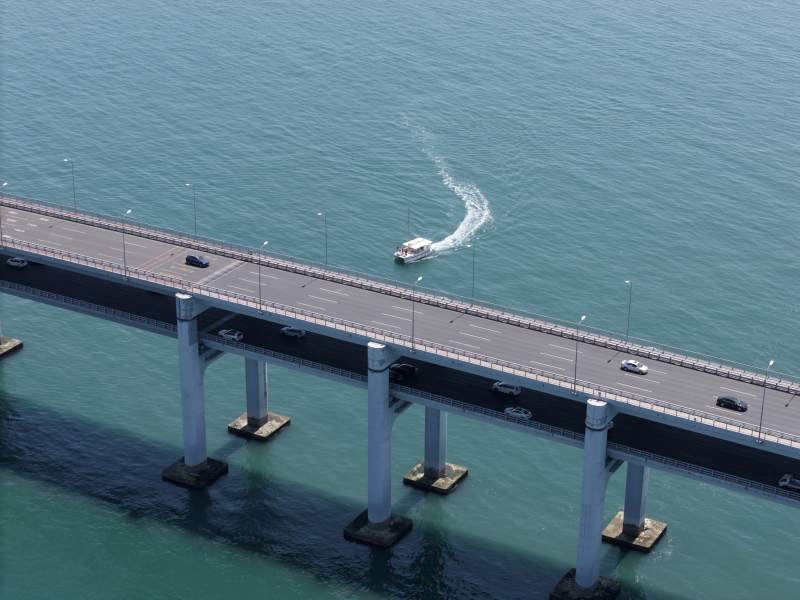 海面大桥航拍图图片