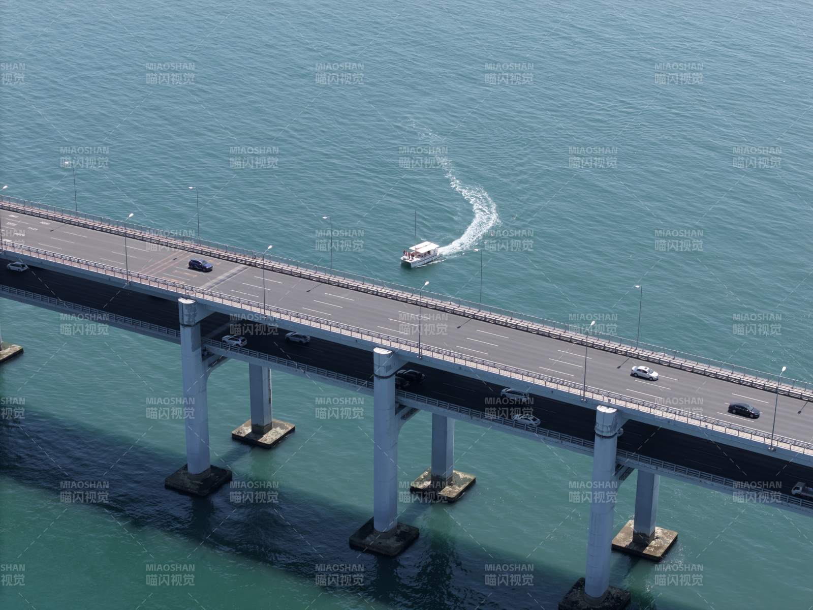 海面大桥航拍图图片