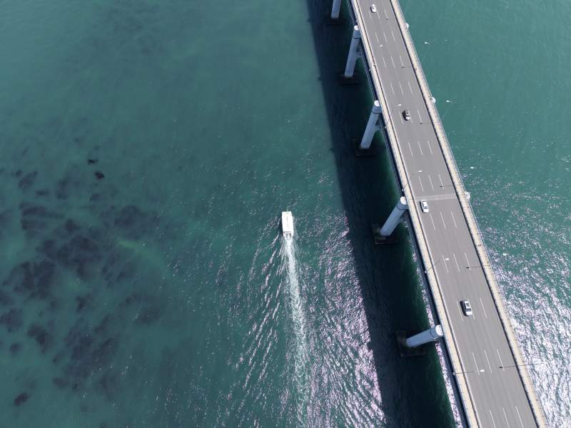 海桥飞架 船影点点图片