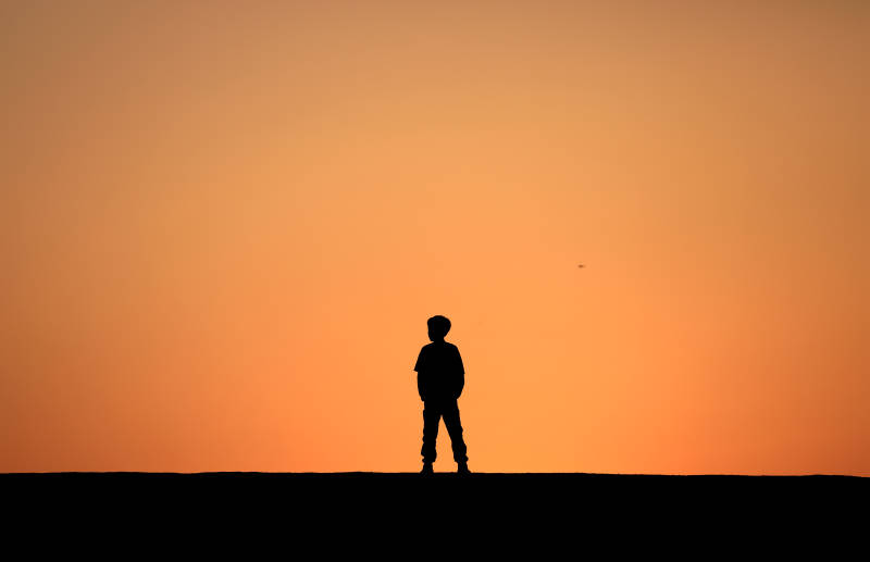 夕阳下的孤独身影图片