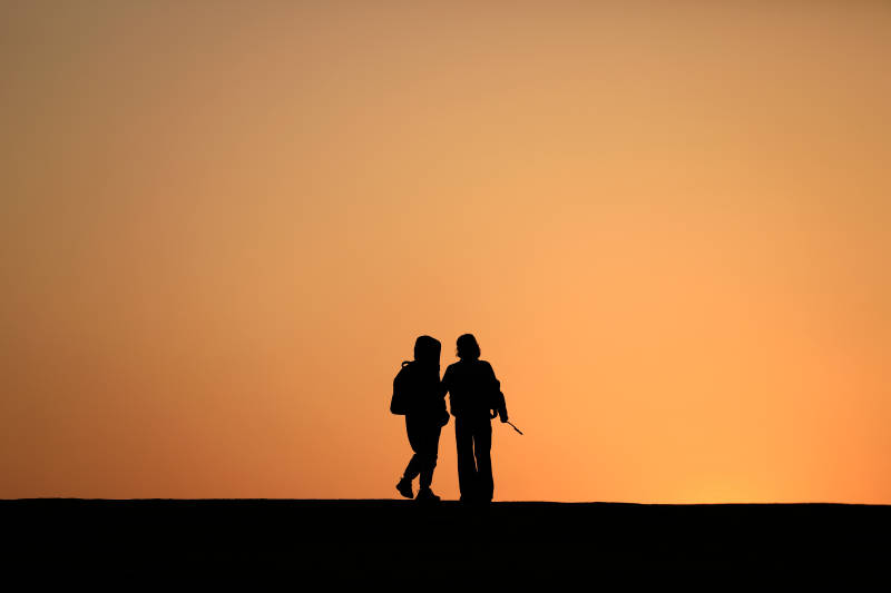 夕阳下的徒步者图片