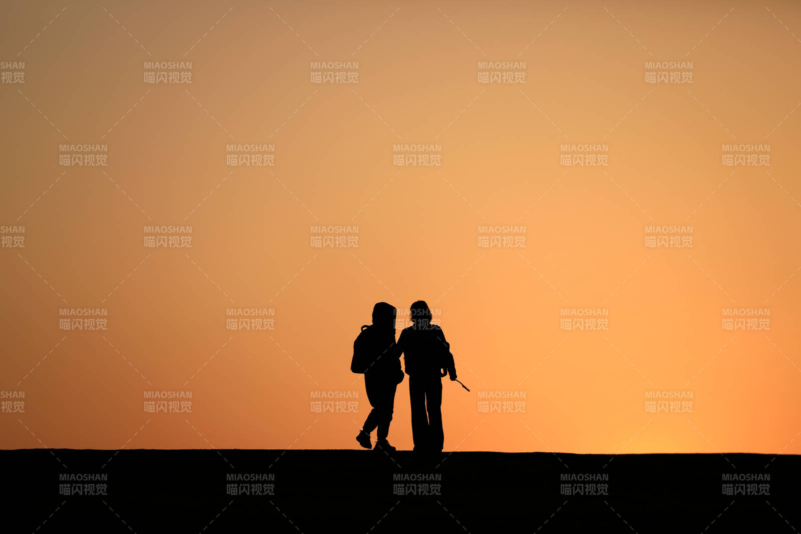 夕阳下的徒步者图片