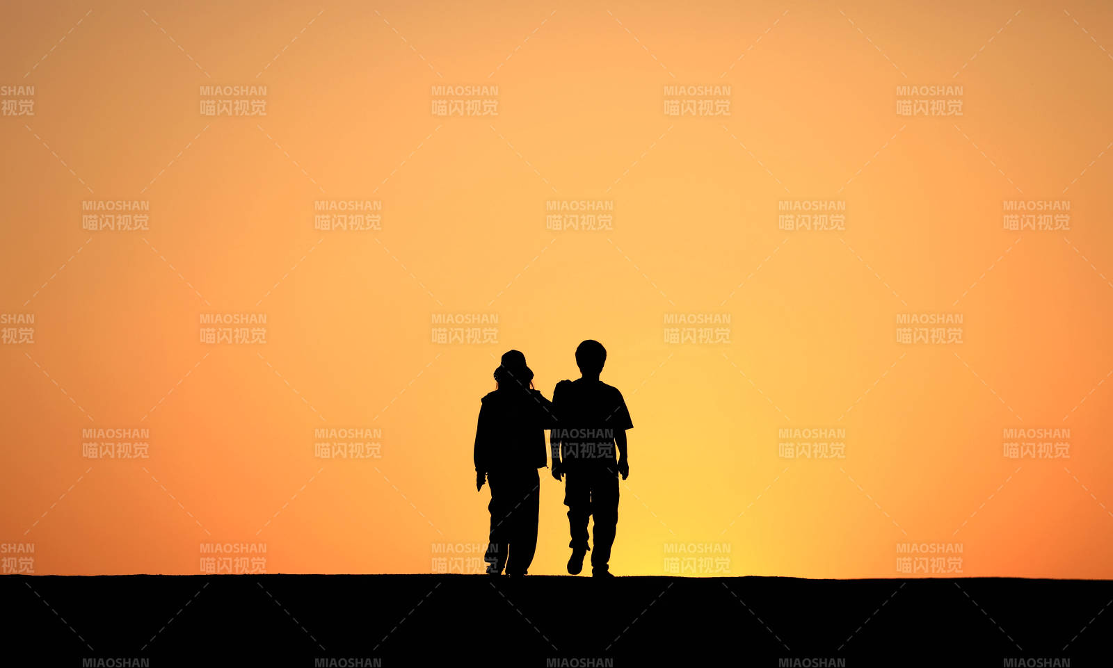 夕阳下的情侣图片