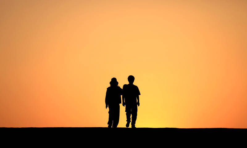 夕阳下的情侣图片