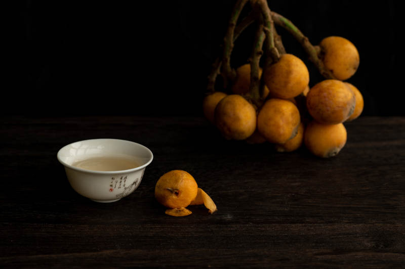 茶与枇杷的静谧时光图片