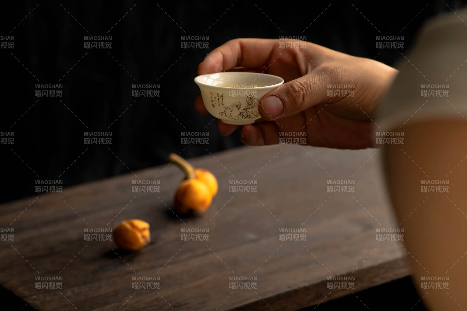 手握茶杯 桌上果子图片