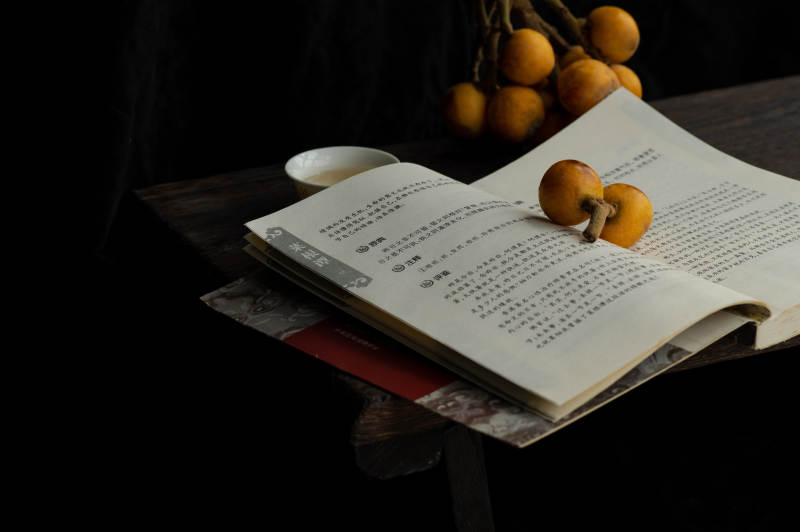 书与果的静谧时光图片