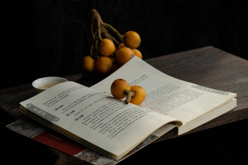 书与枇杷图片