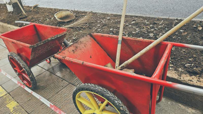 工地上的红色手推车图片