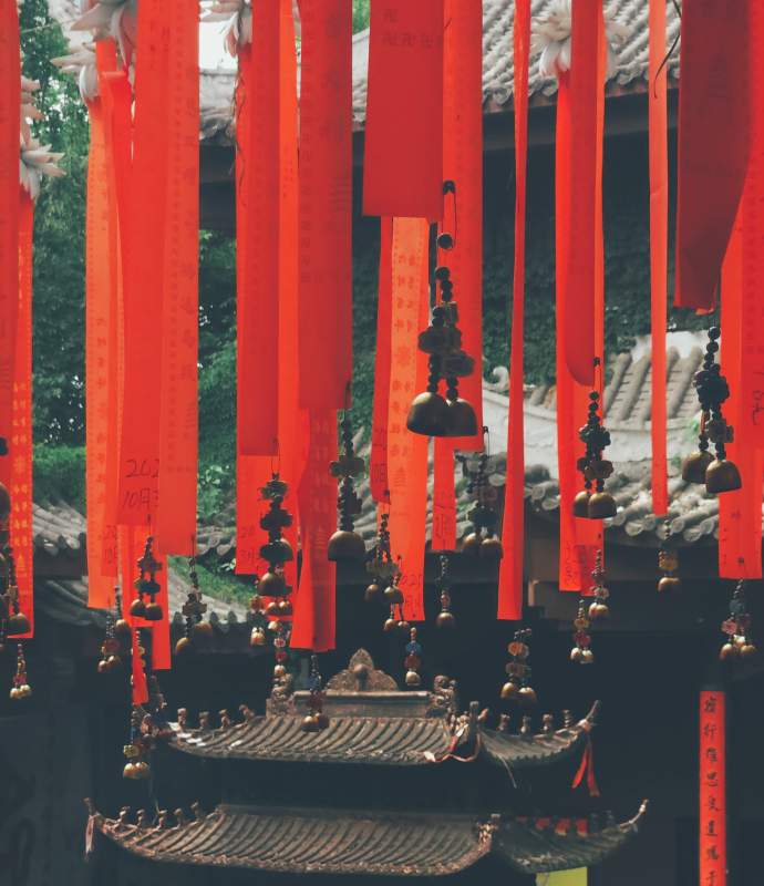 寺庙红绸祈福铃铛图片
