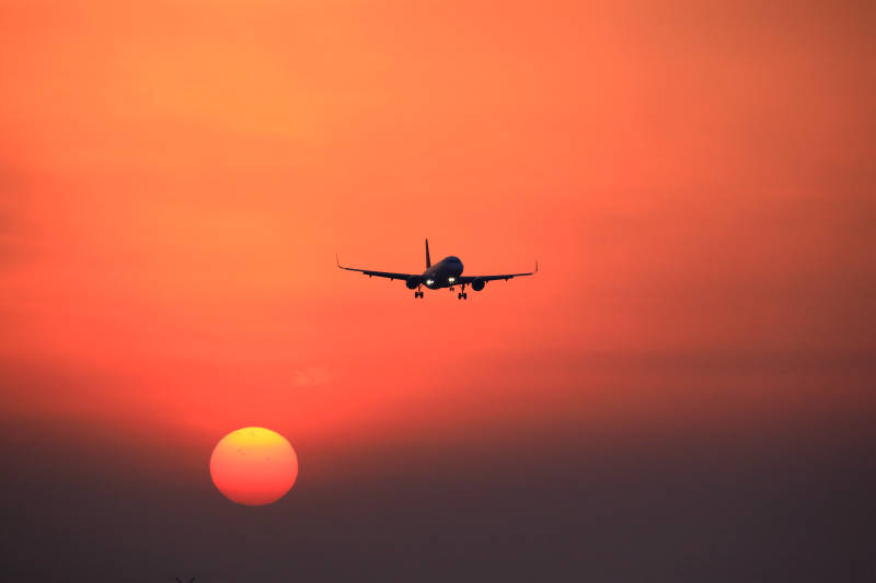 夕阳下的飞机图片